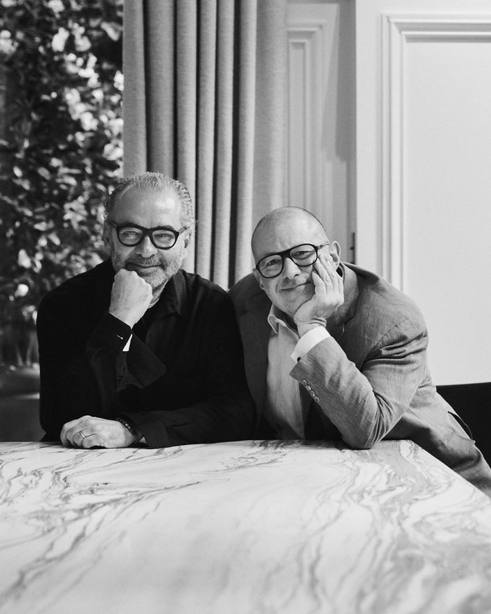 Le giacche Moncler con il designer Sir Jony Ive rivoluzionano tessuti e bottoni