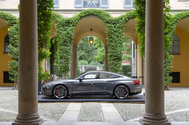 Nuova Audi RS e-tron GT il lusso elettrico in anteprima alla Milano Fashion Week