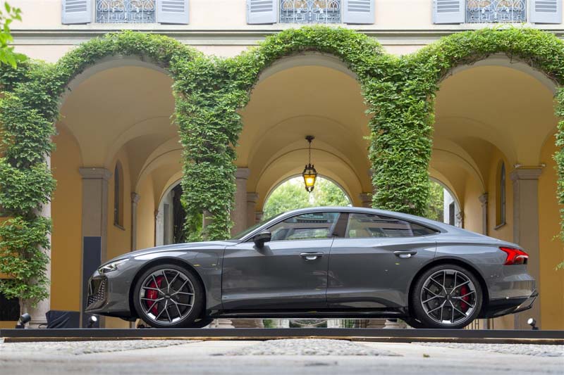 Nuova Audi RS e-tron GT il lusso elettrico in anteprima alla Milano Fashion Week