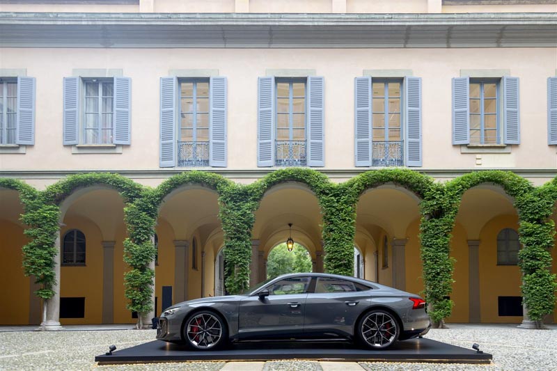Nuova Audi RS e-tron GT il lusso elettrico in anteprima alla Milano Fashion Week