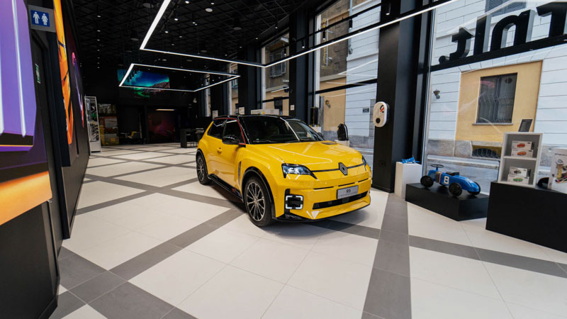 Primo negozio Renault a Milano in Brera in collaborazione con GCDS
