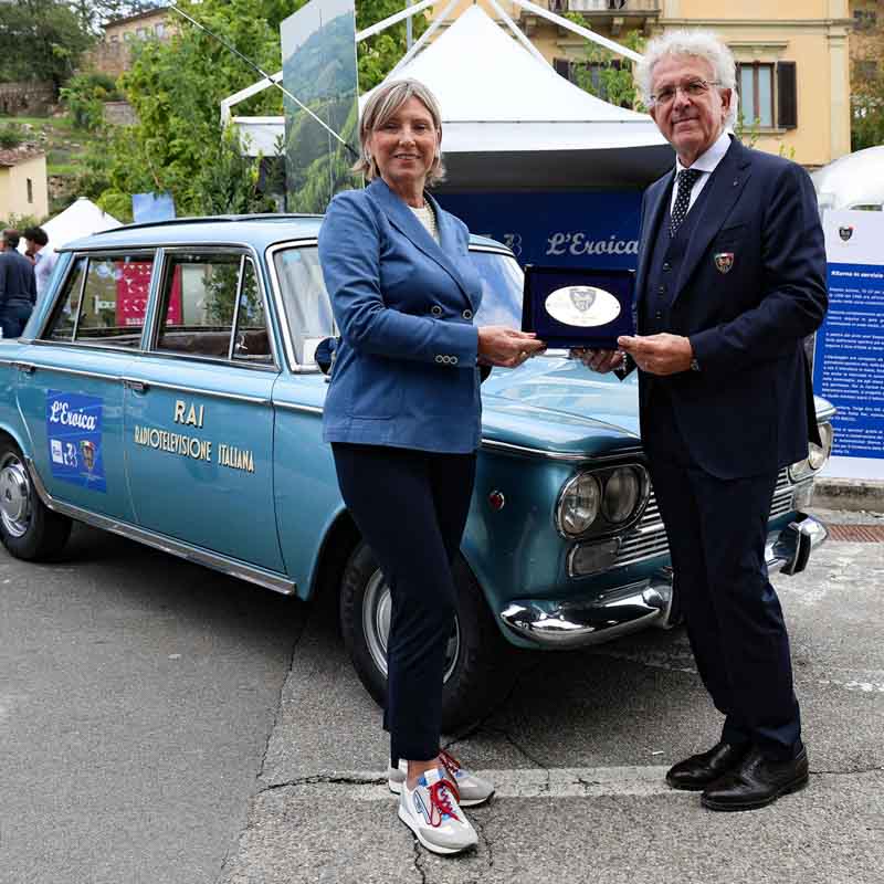 La Fiat 1500 Berlina un'icona del Giro d'Italia rivive all'Eroica