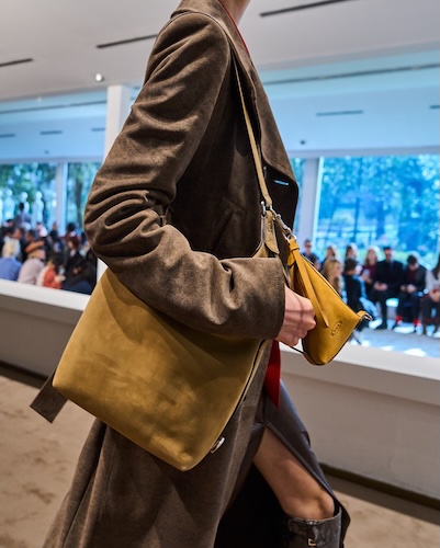 Tod’s sfila alla Milano Fashion Week tra arte, design e artigianalità