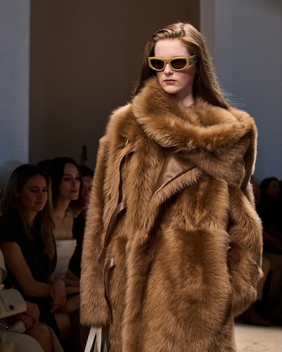 Tod’s sfila alla Milano Fashion Week tra arte, design e artigianalità