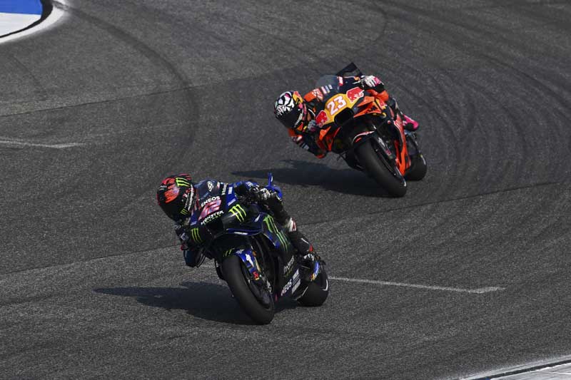Marc Márquez trionfa con Ducati nel primo GP in Thailandia con una doppietta storica