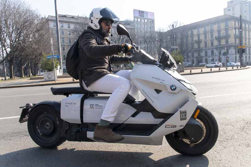 BMW CE 04 la rivoluzione silenziosa della mobilità urbana