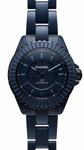 Chanel J12 per il suo 25° anniversario l'orologio si tinge di blu opaco 