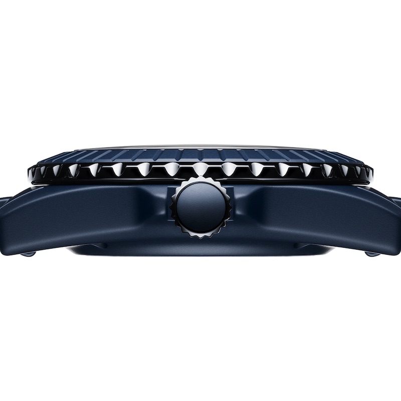 Chanel J12 per il suo 25° anniversario l'orologio si tinge di blu opaco 