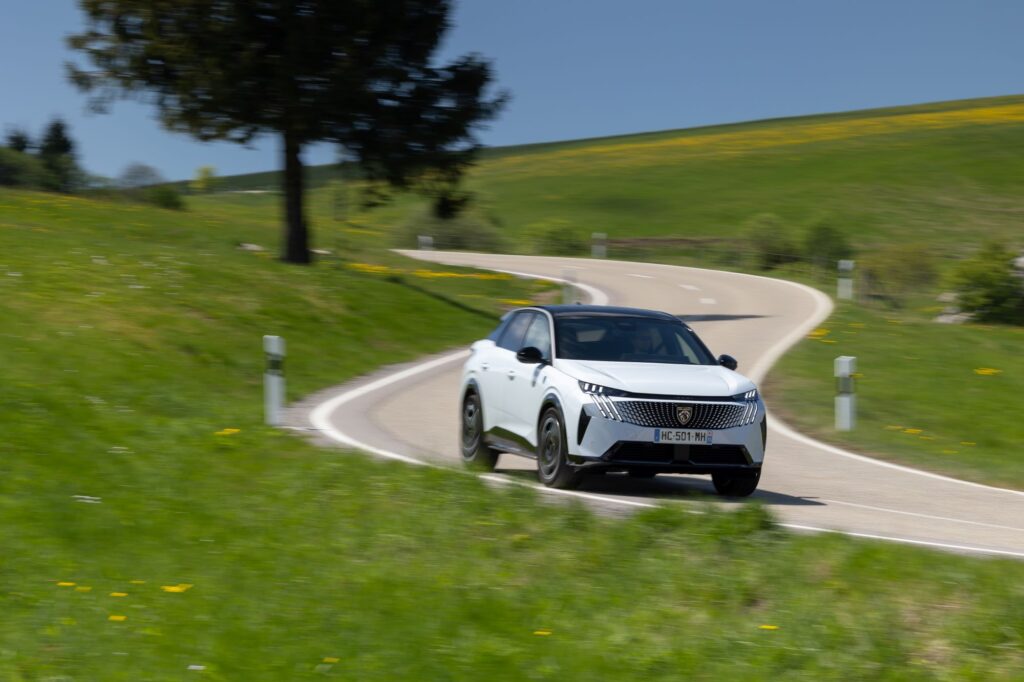 Peugeot E-3008 Dual Motor: agile in modalità Sport