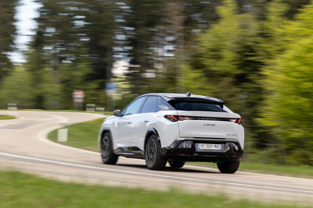 Peugeot E-3008 Dual Motor: vista posteriore