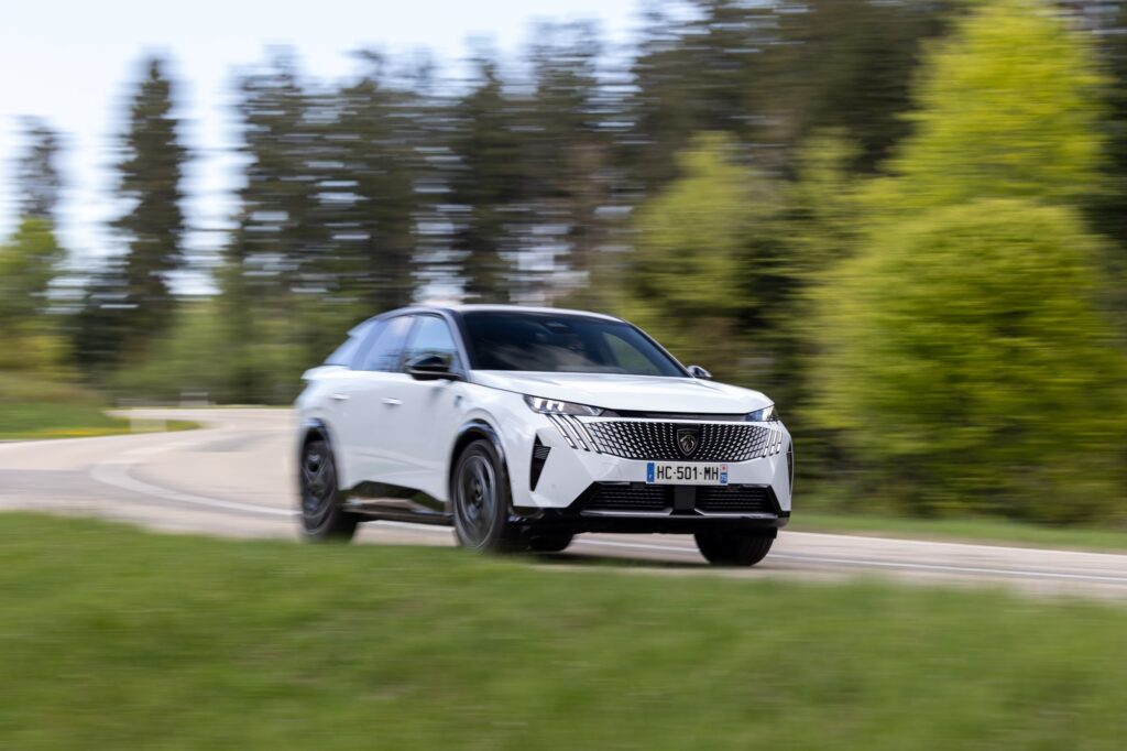 Peugeot E-3008 Dual Motor: tra le curve della Foresta Nera