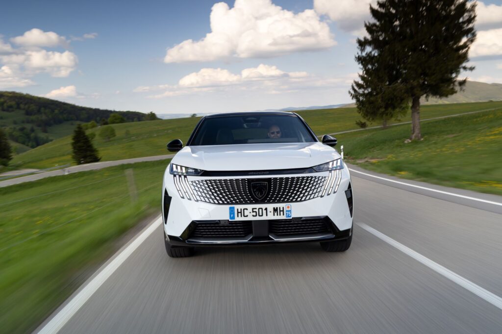 Peugeot E-3008 Dual Motor vista frontale