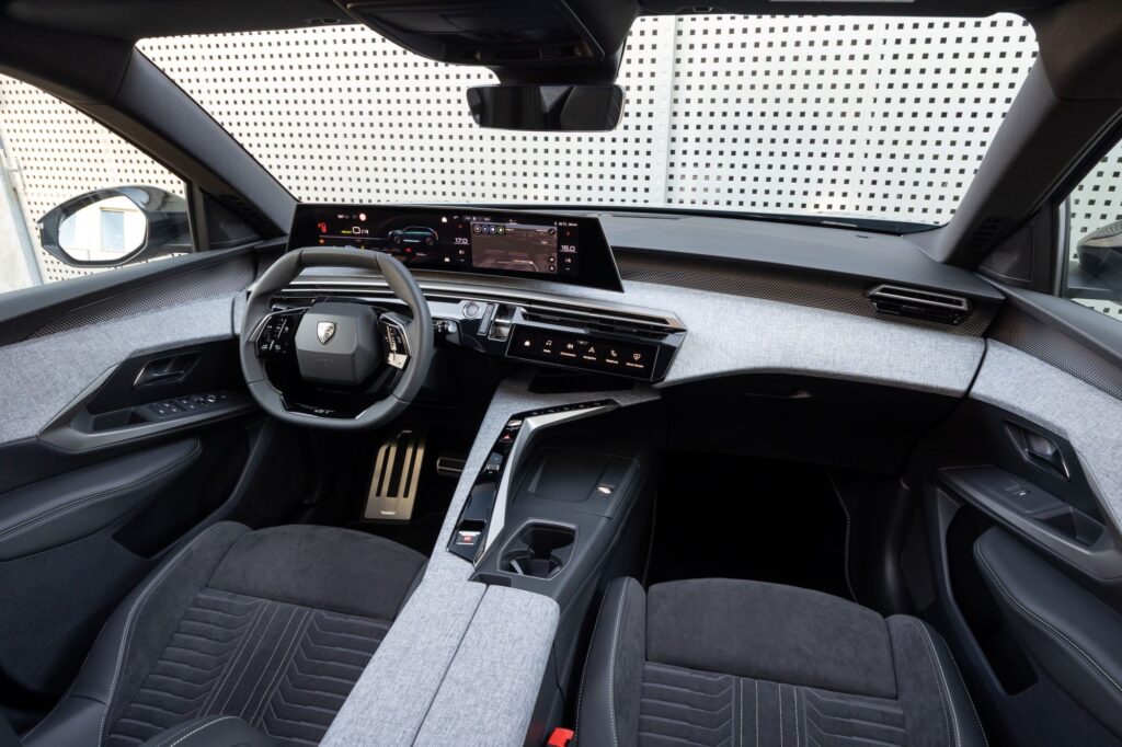 Peugeot E-3008 Dual Motor: gli interni