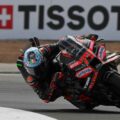Bezzecchi vince a Silverstone in una gara pazza tra sorpassi e colpi di scena