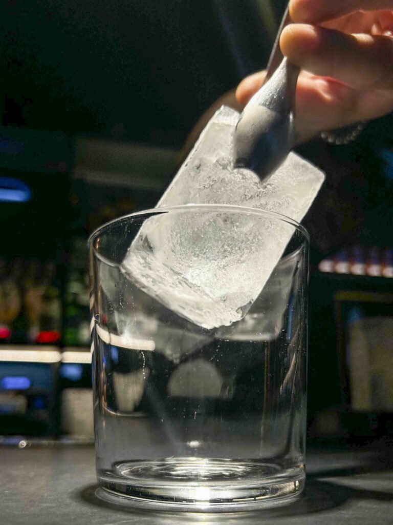 Il ghiaccio da cocktail l’ingrediente invisibile che fa la differenza