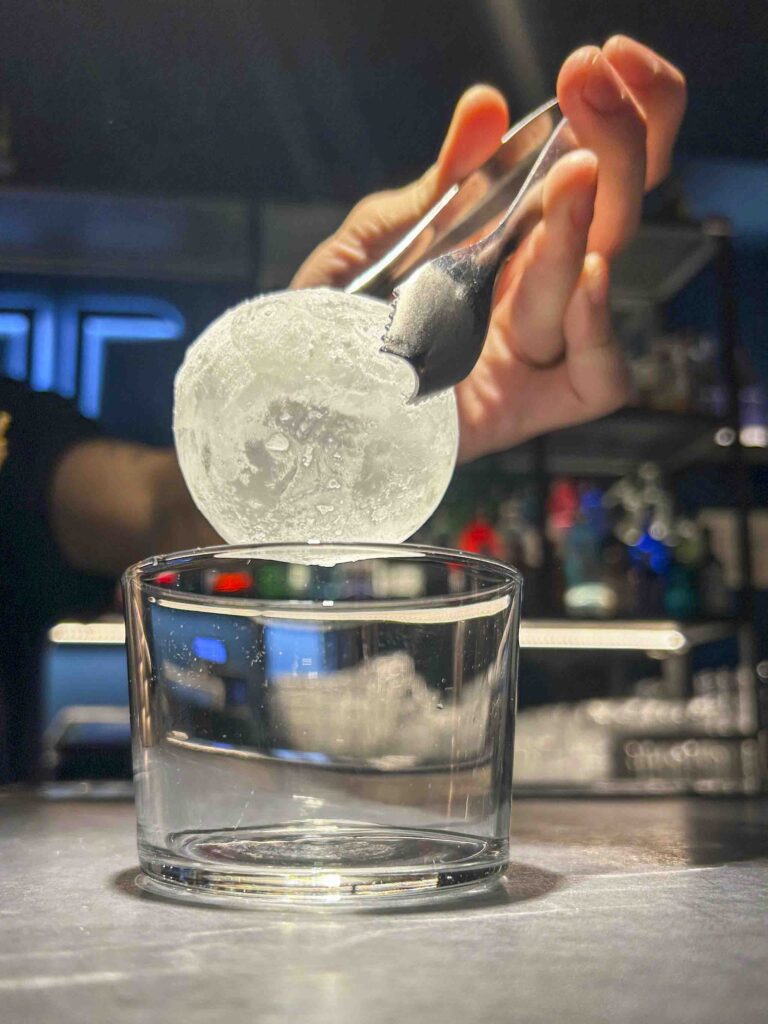 Il ghiaccio da cocktail l’ingrediente invisibile che fa la differenza