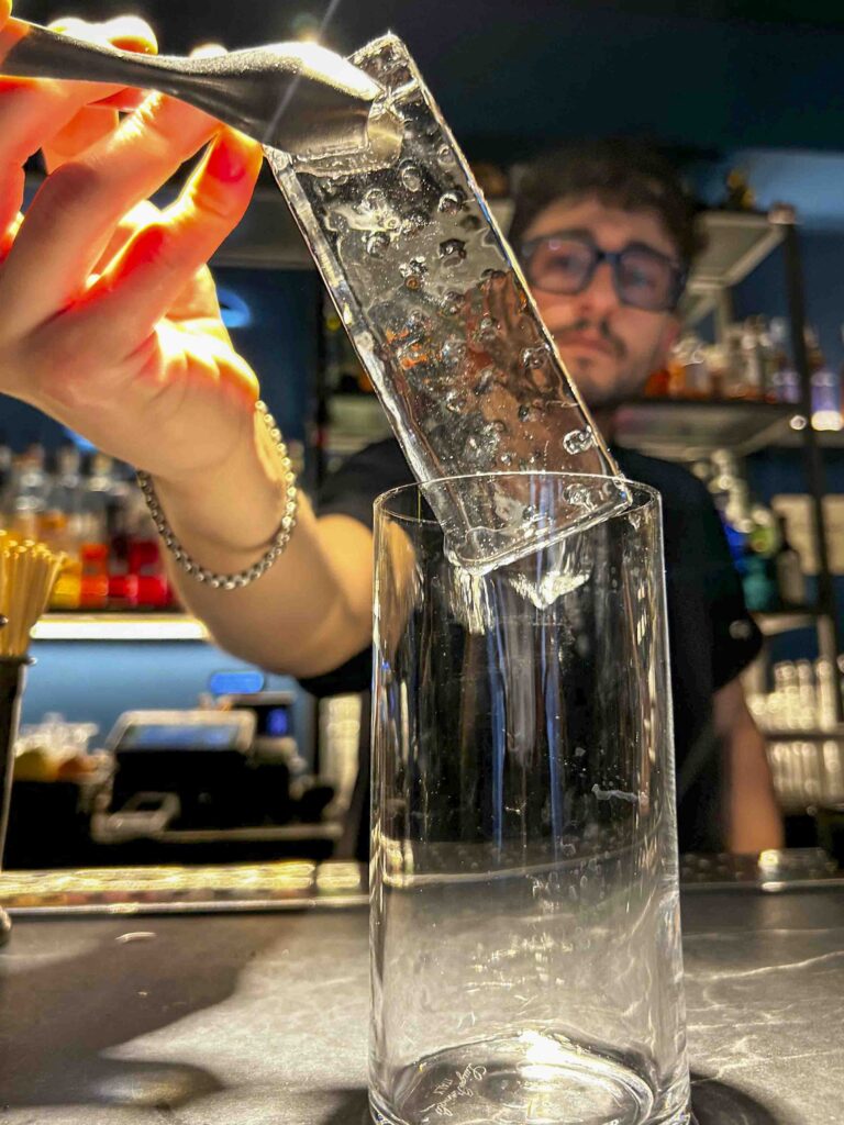 Il ghiaccio da cocktail l’ingrediente invisibile che fa la differenza