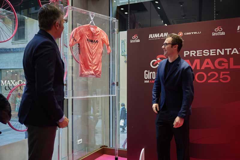 La nuova Maglia Rosa del Giro d’Italia IUMAN e Intimissimi Uomo vestono la leggenda