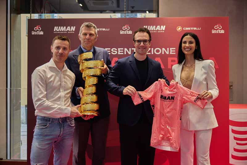La nuova Maglia Rosa del Giro d’Italia IUMAN e Intimissimi Uomo vestono la leggenda