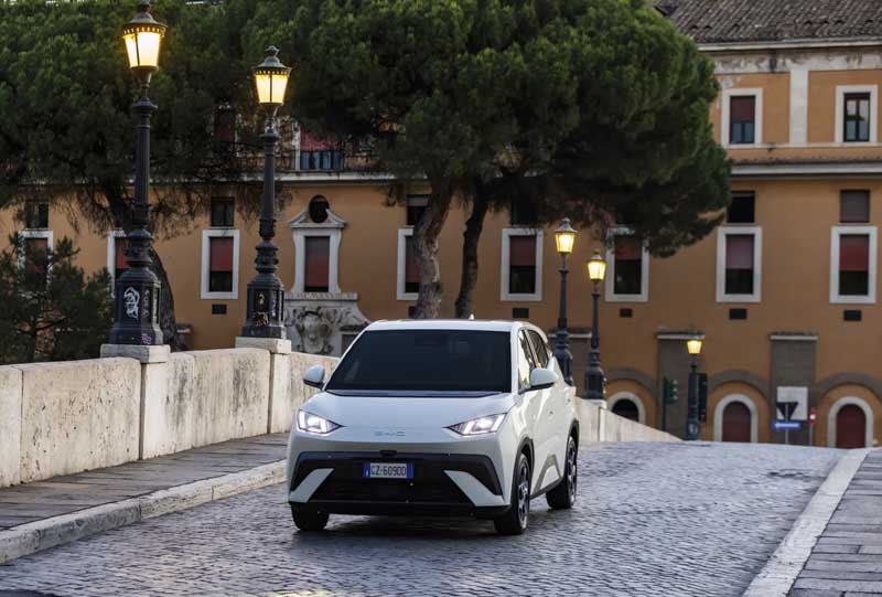 BYD DOLPHIN SURF lo stile urbano dell’auto elettrica