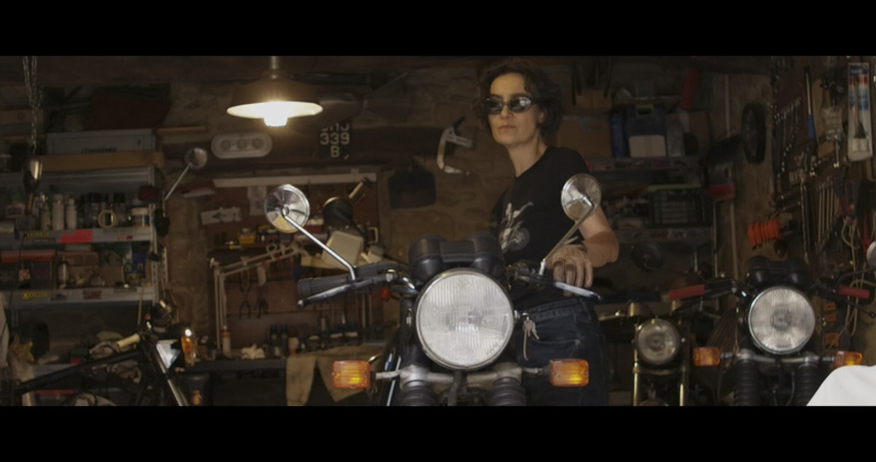 Two Wheels and a Crank Camera il documentario motociclistico diventa racconto d’identità 