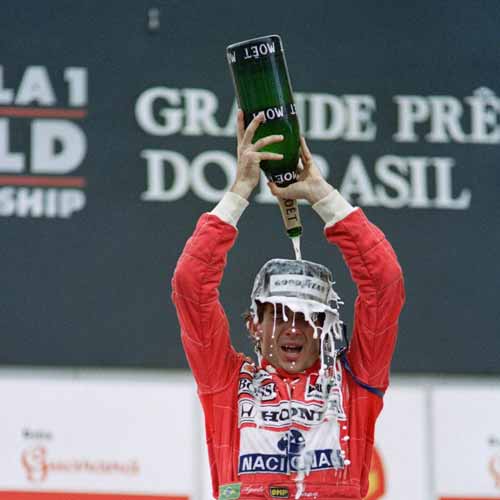 Kimi Antonelli festeggia sul podio a Sepang: il gesto che ricorda Ayrton Senna