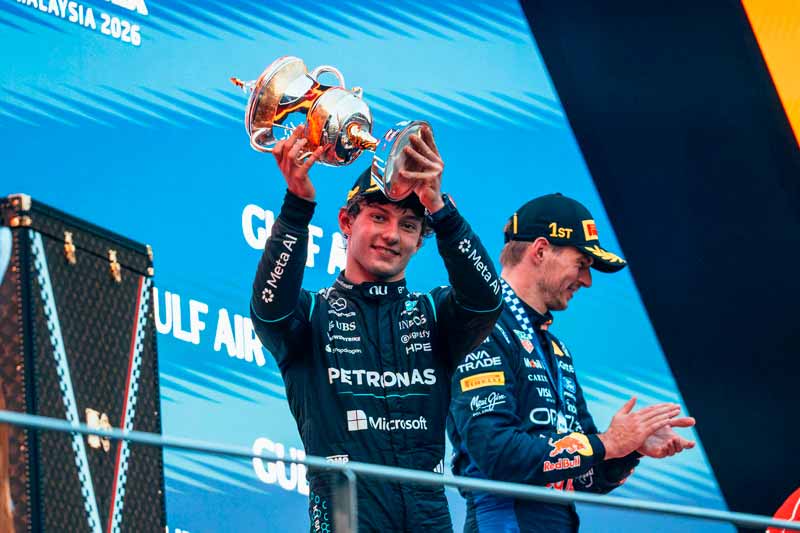 Max Verstappen vince a Sepang: Antonelli secondo, Hamilton rimonta fino al podio