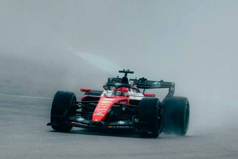 Max Verstappen vince a Sepang: Antonelli secondo, Hamilton rimonta fino al podio