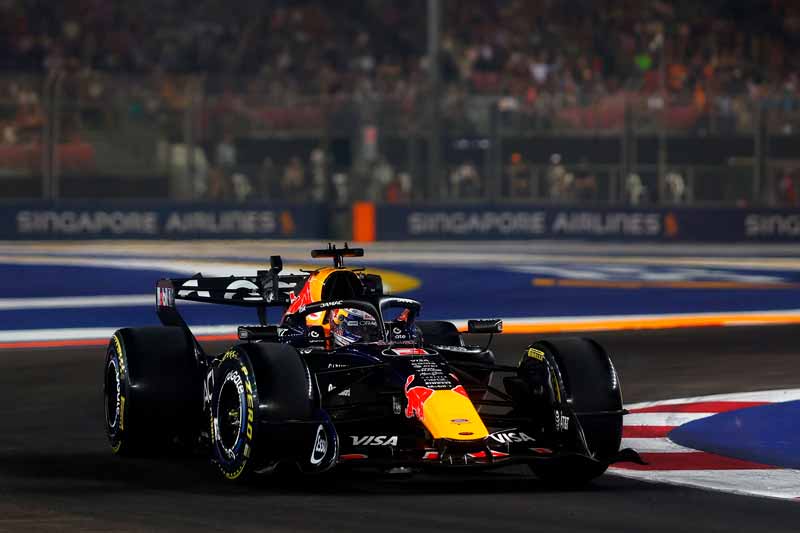 Max Verstappen vince la Sprint di Singapore: Hamilton secondo, Antonelli allunga nel Mondiale