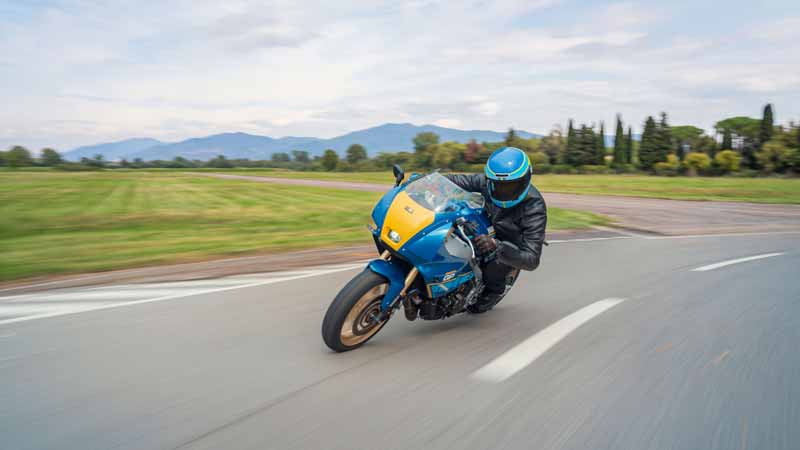 Yamaha XSR900 GP 2027 si colora del blu di Christian Sarron 