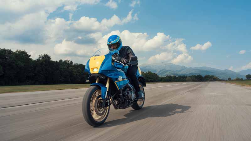 Yamaha XSR900 GP 2027 si colora del blu di Christian Sarron 