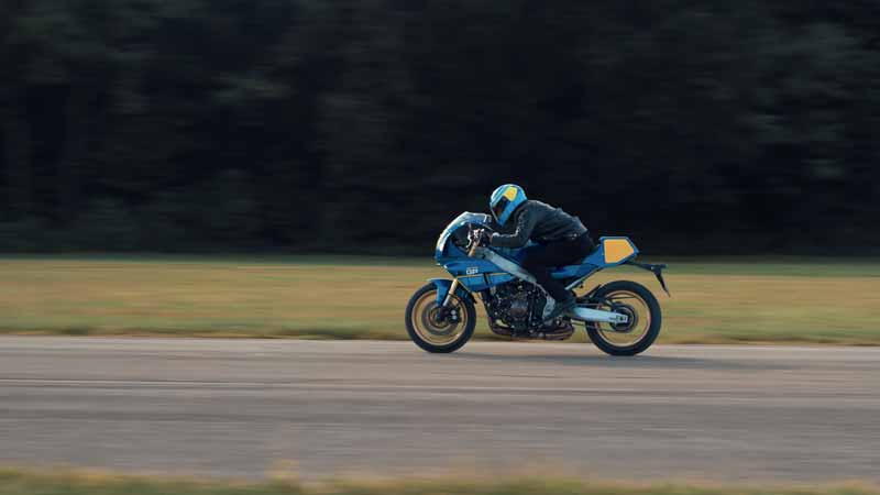 Yamaha XSR900 GP 2027 si colora del blu di Christian Sarron 