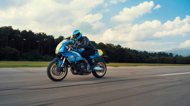 Yamaha XSR900 GP 2027 si colora del blu di Christian Sarron